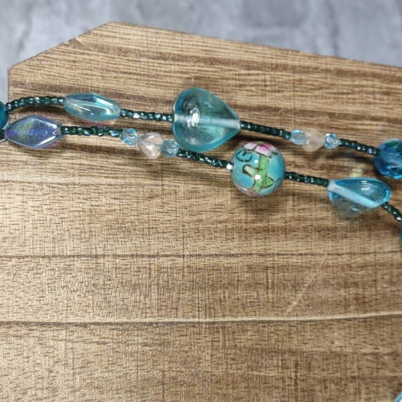 Three Ladies Glass Bead Necklace - Picture 4 of 12